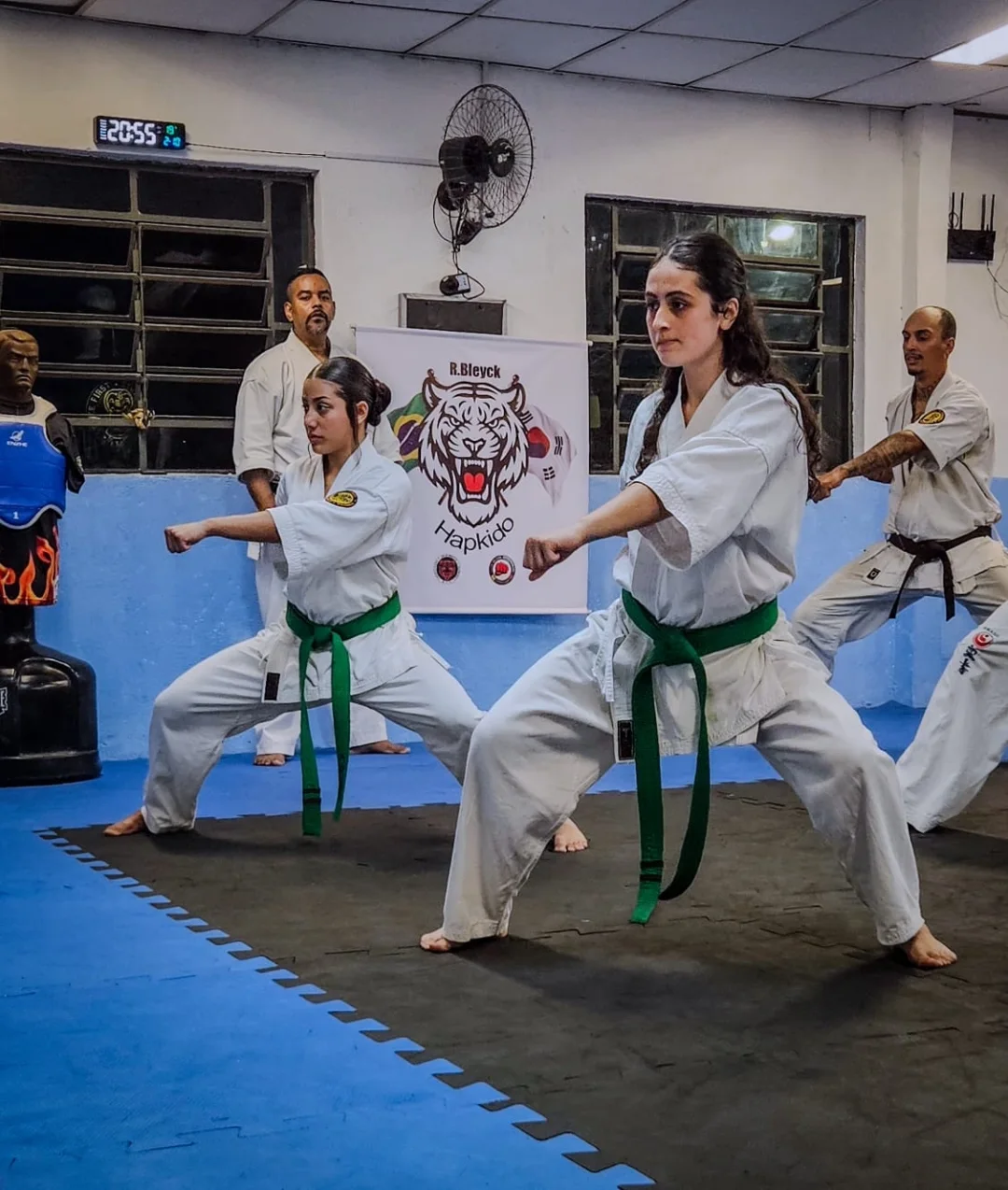 Alunos treinando kata