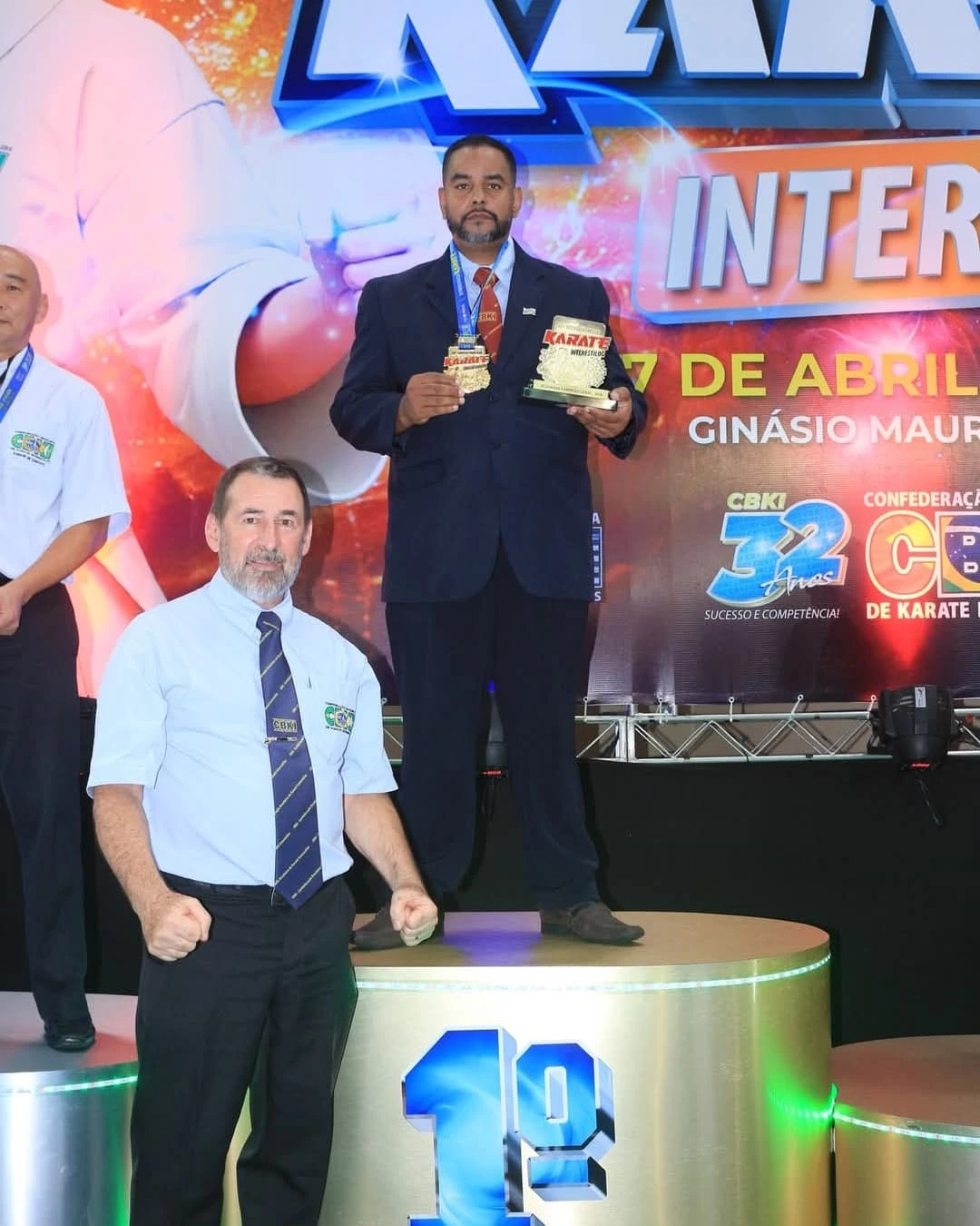 Shihan Luciano Fernandez no pódio, campeão CBKI