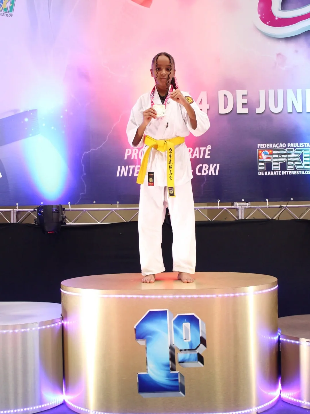 Aluna campeã no pódio
